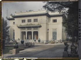 Image représentant L'Exposition des arts décoratifs, Pavillon de l'Indochine, entre le cours Albert 1er et les berges de Seine