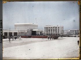 Image représentant Troupes militaires devant la gare lors du départ du sultan Moulay Youssef pour Paris