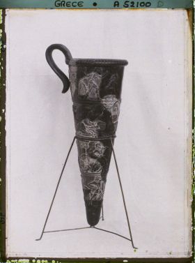 Image représentant Musée archéologique - Rhyton (vase à boire) décoré de scènes de pugilat et de course de taureaux provenant de Haghia Triada