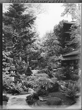 Image représentant Lanterne située aux abords de la maison ouest et jardin s'étirant au cœur du " village japonais "