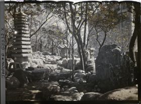Image représentant Lanternes et pagode de pierre décorative (sekitô) dans un parc (?)