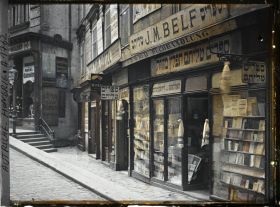 Image représentant La boutique du libraire juif : le nom du libraire est : J. M. Belf Rabensteig. 3.