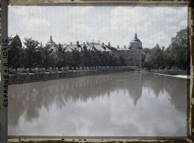 Image représentant Espagne, Aranjuez, La vue du Tage prise du pont supendu avec le Palais d'Aranjuez dans le fond