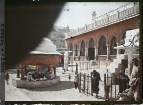 Image représentant La troisième cour du dargâh Sharif, une fontaine aux ablutions et, à droite la salle Mehfil Khana