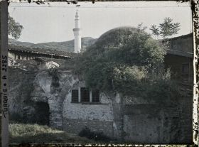 Image représentant L'ancien bazar devant l'un des minarets de l'Ulu Camii (la grande Mosquée)