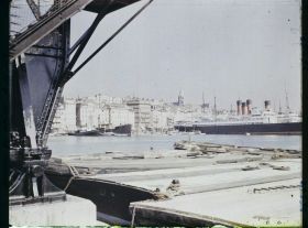 Image représentant Les bateaux amarés dans le Vieux Port, vue prise sous le pont transbordeur