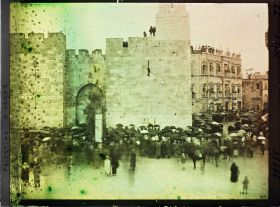 Image représentant Foule attendant l'arrivée du cardinal Dubois près de la porte de Jaffa