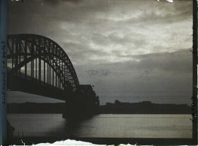 Image représentant Allemagne, Düsseldorf, Effet de lumière s/ le Rhin