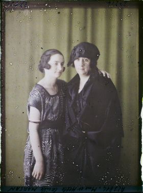 Image représentant Mademoiselle Cécile Marsan et sa mère