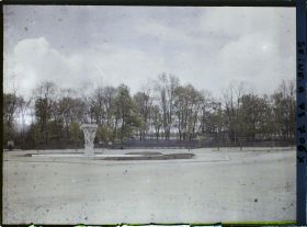 Image représentant La fontaine de L'Amour, l'éveil à la vie de Raoul Lamourdedieu porte d'Auteuil, à l'entrée de l'hippodrome (emplacement des anciennes fortifications)