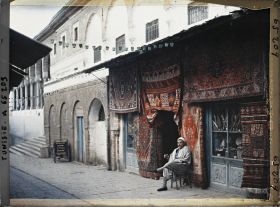 Image représentant Un marchand de tapis, d'armes et d'antiquités dans le souk Djamaa-ez-Zitouna dans la médina