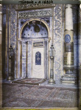 Image représentant Le mihrab indiquant la direction de La Mecque, dans l'abside de la Aya Sophia Camii ("mosquée Sainte-Sophie"),