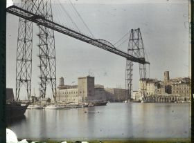 Image représentant Le pont transbordeur, au fond le fort Saint-Jean