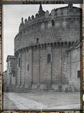Image représentant Le chevet de la Cathédrale : Eglise fortifée qui est engagée dans les murs de la Ville