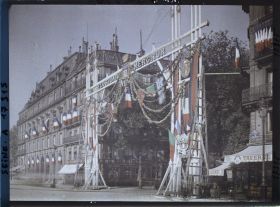 Image représentant Décorations pour les fêtes de la Victoire des 13 et 14 juillet 1919 place de l'Hôtel de Ville à l'angle de l'avenue Victoria