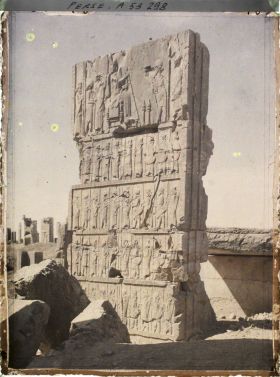 Image représentant Palais des cent colonnes, bas-relief de la porte sud représentant les guerriers des différentes ethnies de l'empire portant le trône de Darius 1er