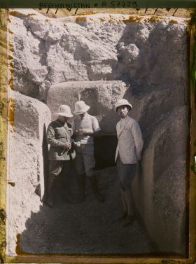 Image représentant Messieurs Th. Makcheff, chef de la "Mission d'Études des Chemins de fer de l'Afghanistan", P. Clemenceau, secrétaire général et un membre afghan de la mission devant l'entrée de la mine de cuivre