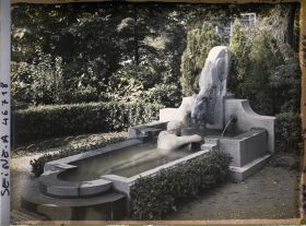 Image représentant L'exposition des arts décoratifs, la fontaine au bouc