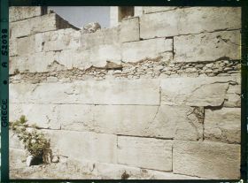 Image représentant Mur orné du symbole sacré de la double hache