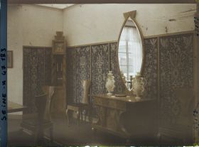 Image représentant L'Exposition des arts décoratifs, Section de la Pologne, sur le Cours-la-Reine, salle à manger, mobilier de Jastrzebowski