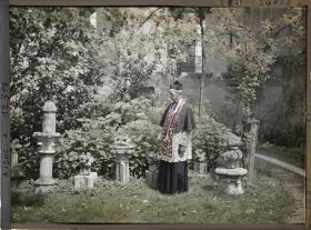 Image représentant Monseigneur Landais, archiprêtre de la cathédrale, devant des fragments de statues