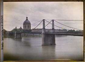 Image représentant Le pont Saint-Pierre, et l'hôpital La Grave en arrière plan