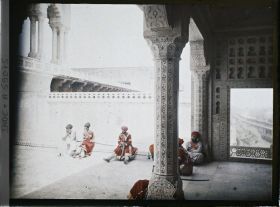 Image représentant Des gardes en costumes anciens sur une terrasse dans le fort Rouge (Lal Qila)