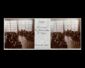 Image représentant Etudiantes de l'université des jeunes filles jouant à des jeux de cartes traditionnels