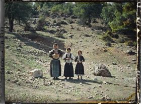 Image représentant Trois petites paysannes (bergères)