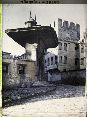 Image représentant La porte d'accès dite du Sultan à la cour du han (caravansérail) de la Aya Sophia Camii ("mosquée de Sainte-Sophie")