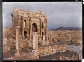 Image représentant L'arc de Trajan vu depuis le temple du Génie de la colonie