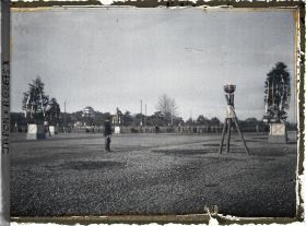 Image représentant Funérailles de l'Empereur Taisho-Tenno (Yoshihito), décor mortuaire et foule sur l'esplanade devant le palais impérial
