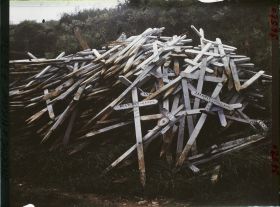 Image représentant France, Bois Le Prêtre, Grand tas formé des Croix des tombes des exhumés du Pétant