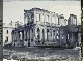 Image représentant Bâtiments incendiés le long des quais. Le Sporting Club