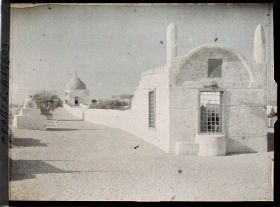 Image représentant Vue du cimetière, au fond le tombeau d'Eve