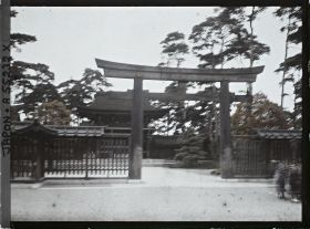 Image représentant Meiji-jingu (sanctuaire dédié à la mémoire de l'Empereur Meiji-tenno), torii et porte monumentale