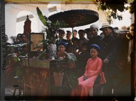 Image représentant Une des reines d'un jeu d'échecs vivant, pendant la partie