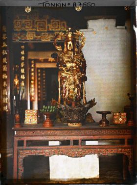 Image représentant Un des autels latéraux à l'intérieur d'un temple bouddhique (" Hàm-long ")