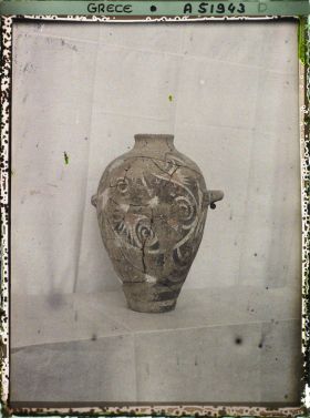 Image représentant Musée archéologique - Amphore à anses ornée de motifs (spirales...) peints en noir et blanc en style de Kamarès et provenant de Phaïstos