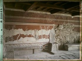 Image représentant Dans l'aile orientale du Palais , la salle du trône (siège d'albâtre et mûr orné d'un griffon)