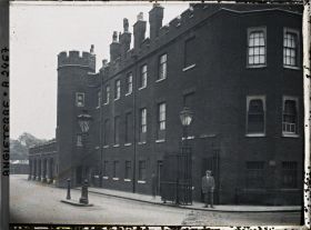 Image représentant une entrée latérale du palais Saint-james