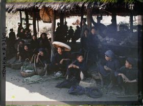 Image représentant Des villageois thô (thai), vêtus de bleu, au marché