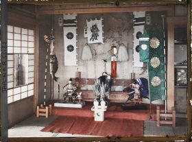 Image représentant Exposition de figurines guerrières et de bannière pour le Tango-no-sekku (fête des garçons) dans un salon de la résidence de la famille princière Kitashirakawa