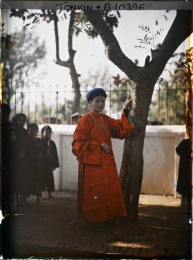 Image représentant Jeune femme figurant une reine dans un jeu d'échecs vivant