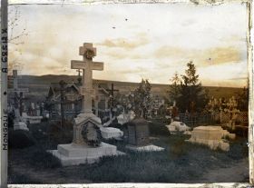 Image représentant Le cimetière près de l'église en bois de la Dormition