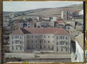 Image représentant Immeuble moderne abritant un hôtel avant d'être transformé en caserne