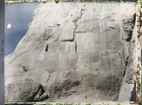 Image représentant Le monument de Darius 1er : bas-relief et inscriptions trilingues en cunéiformes, à 63 mètres de hauteur (521-524 avant J.-C.)