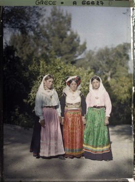 Image représentant Trois femmes Corfiotes en costume