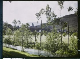 Image représentant France, Ammerschwihr, Les bords de la Veiss et le Château de Krysersberg, vue prise de la route de Ammerschwihr