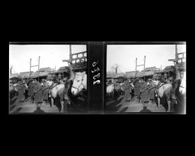 Image représentant Un groupe de Mongols, des chevaux harnachés, à l'arrêt devant des boutiques sur Donganmen dajie ("avenue de la Porte de l'Est")